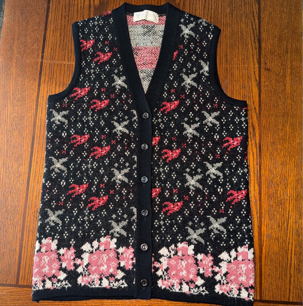 Vintage WENNAS 100% Wool Sweater Vest Size 38 Floral Fair Isle Button Front